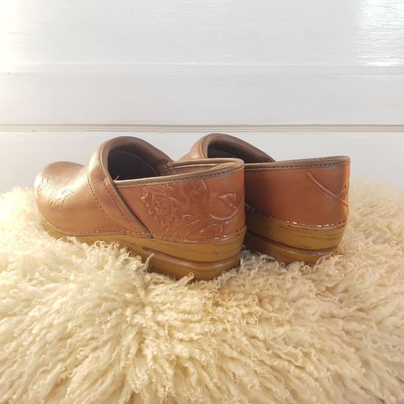🌟SEE NEW LISTING🌟HP!🌾Limited Edition☆Dansko Honey Clogs☆Floral Embossed☆EU39- - Picture 8 of 16